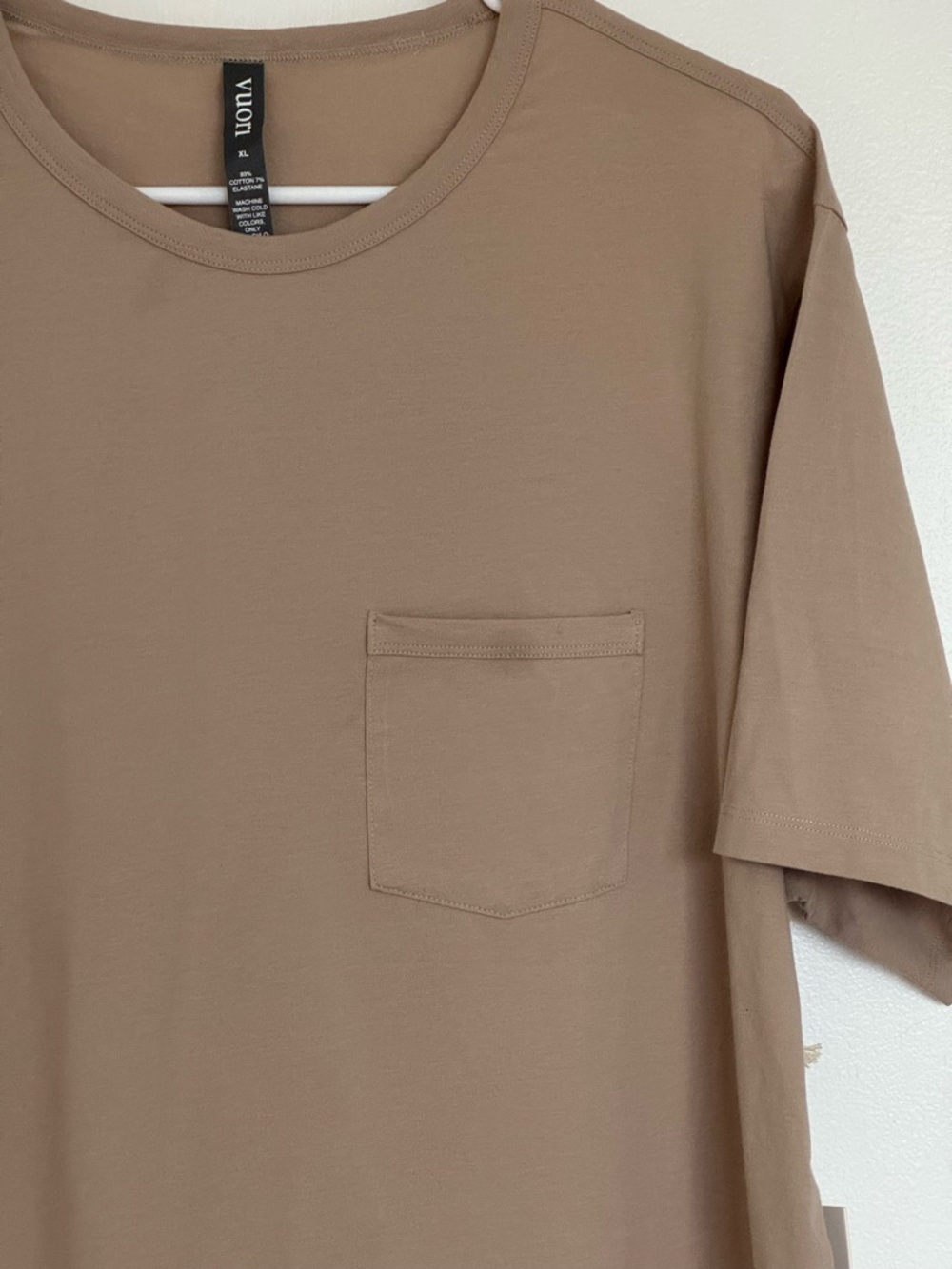 Vuori Men's XL Feather Pocket Tee Tan T-Shirt NWT Performance Stretch Knit - Picture 2 of 5